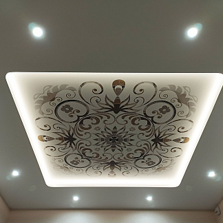 Потолок с подсветкой и декором