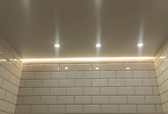 Парящий белый потолок в ванную