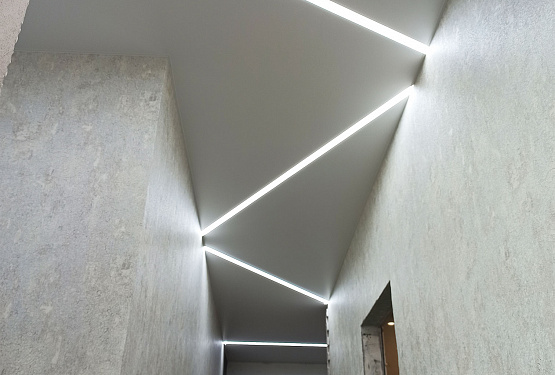 Потолок со световыми линиями в коридор